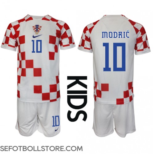 Kroatien Luka Modric #10 Replika babykläder Hemmaställ Barn VM 2022 Kortärmad (+ korta byxor)